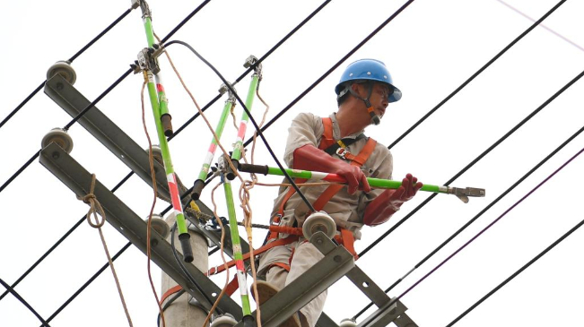 河北涿州：抢修因灾受损电力设施-