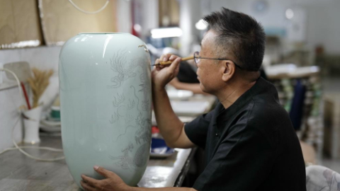 河北唐山：陶瓷雕金技艺在坚守中传