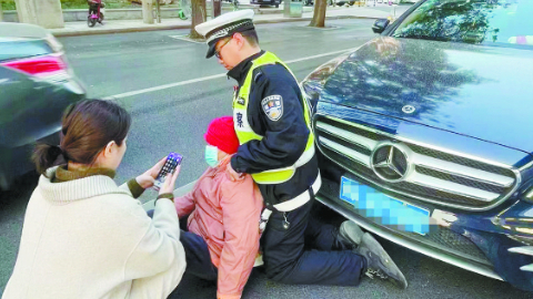 石家庄一辅警双膝跪地救助受伤老人